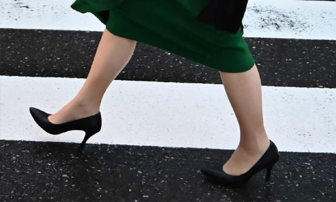 laatste bedrijfsnieuws over Wat voor schoenlak moet ik kiezen om mijn lederen sandalen in te weekken voor onderhoud?  0